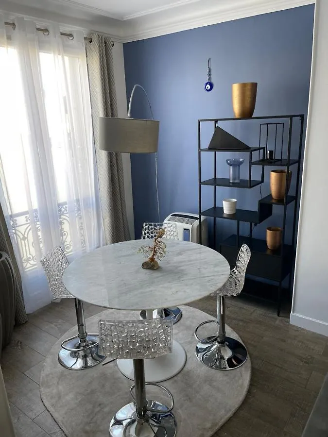 Beautiful Lincoln Apartment Paris